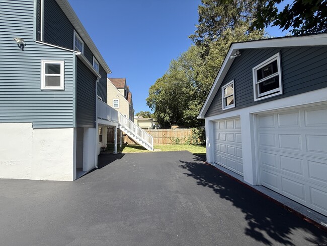 Building Photo - 46 Silvermine Ave