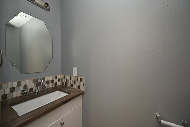 Building Photo - 7006 Biton Dr