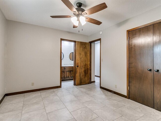 Building Photo - 1213 Westbrooke Terrace