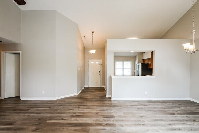 Building Photo - 5453 Vicksburg Dr