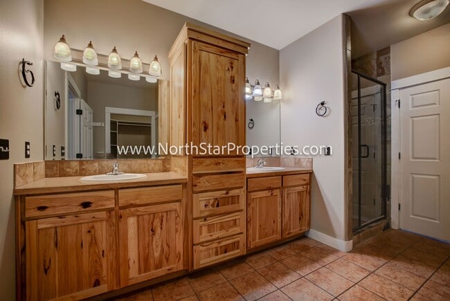 Building Photo - Beautiful Home On 10 Acres. Horse property