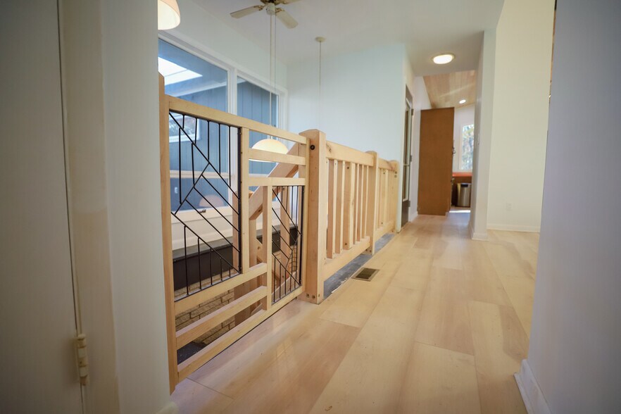 Stairway to downstairs - 3916 Malcolm Ct