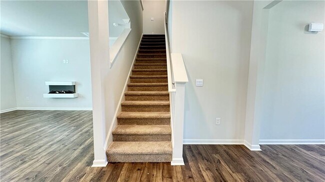 Building Photo - 569 King Vlg