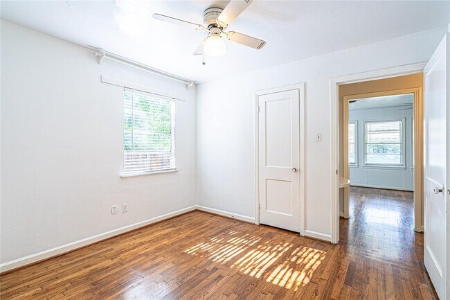 Building Photo - 1726 Du Barry Ln