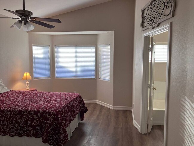 Building Photo - IMMACULATE FURNISHED 3BEDROOM GREEN VALLEY BEAUTY!