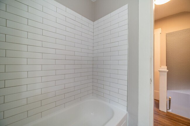 Building Photo - 810 Miller Ave