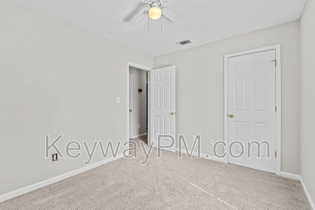 Building Photo - 5 Astor Ct