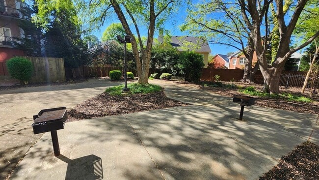 Building Photo - Lease Today! 2BR/2BA Condo in Old Fourth W...