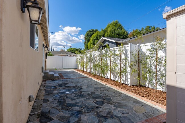 Building Photo - A Stunning 3 bed in Woodland Hills