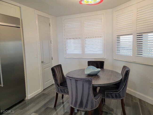 Building Photo - 11620 Court of Palms