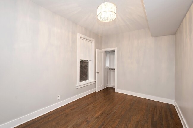 Building Photo - 935 N Hoyne Ave