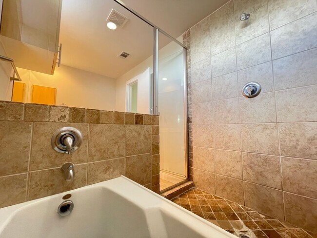 Building Photo - Dallas 3 story Loft