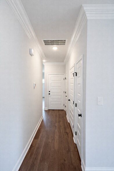 Building Photo - 532 Rohan Dr