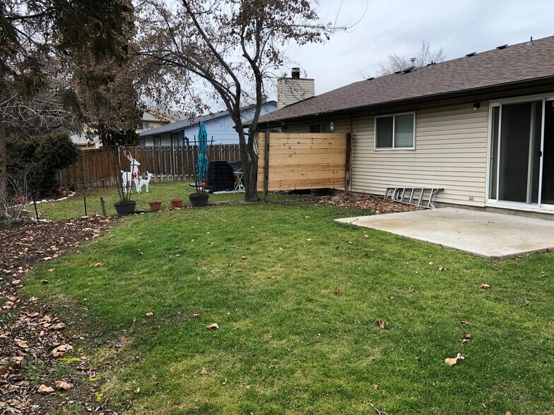 Building Photo - 583 Amanita St