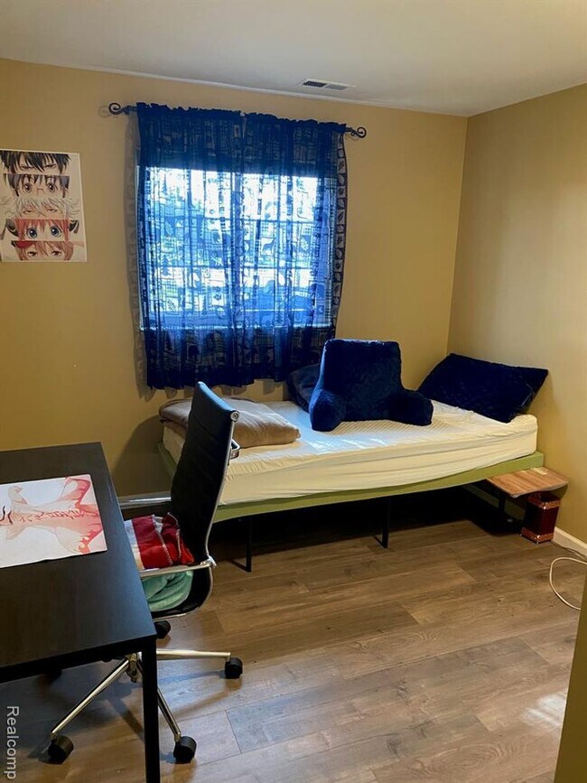 Building Photo - Charming Rochester Condo