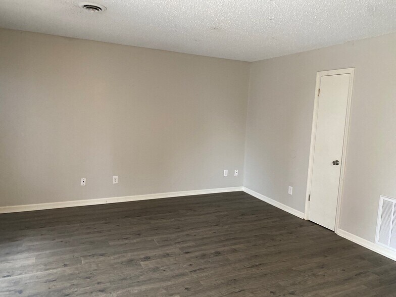 Building Photo - 40 Sta Les Cv