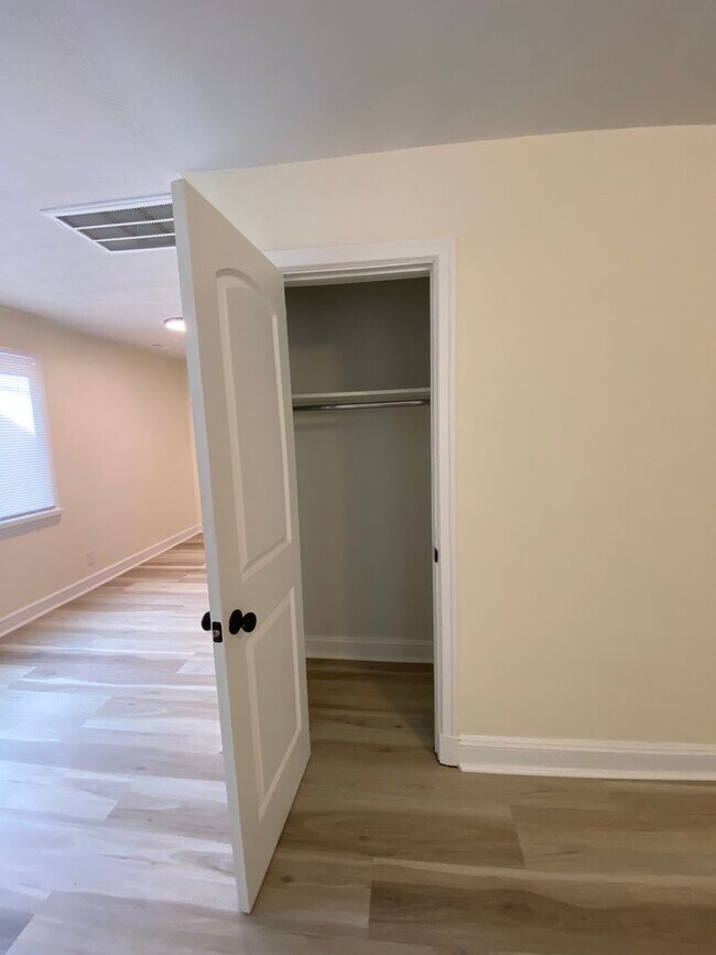 Building Photo - Recently Updated Two Bedroom Home Minutes From Downtown