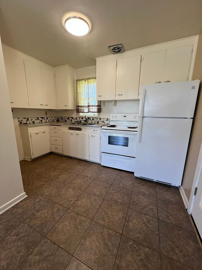 Building Photo - 2 Bedroom, 1 Bathroom Duplex