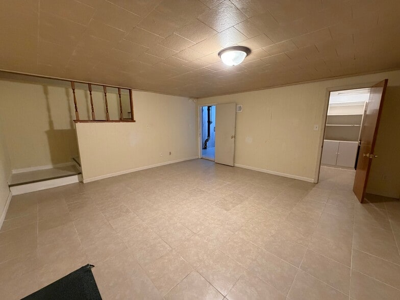 Building Photo - 6138 E 129 St