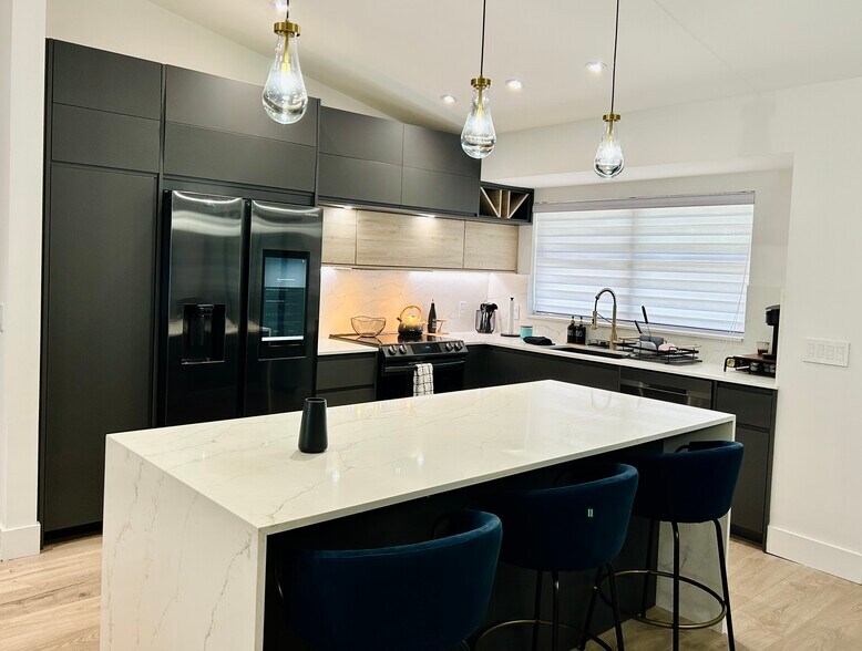 Building Photo - 6205 SE Circle St