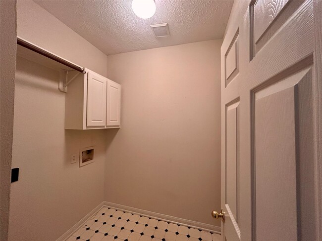 Building Photo - 14 N Winterport Cir