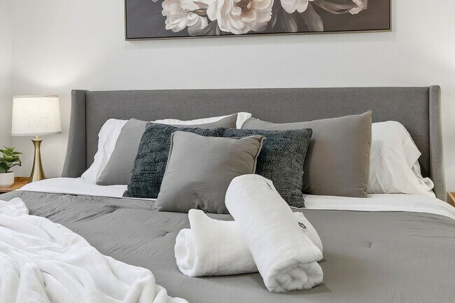 Building Photo - 6044 N Winthrop Ave