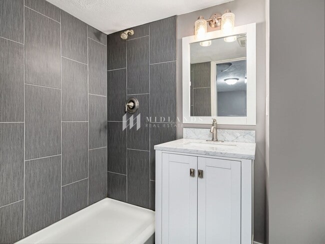 Building Photo - Millard 3 Bed / 2 Bath Split Entry