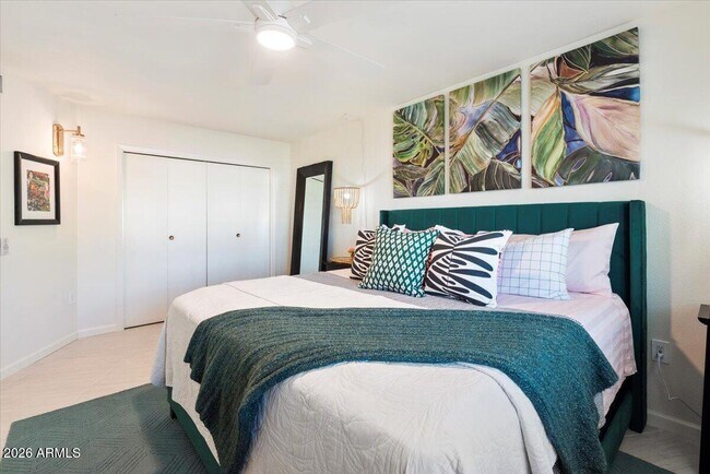 Building Photo - 10129 W Campana Dr