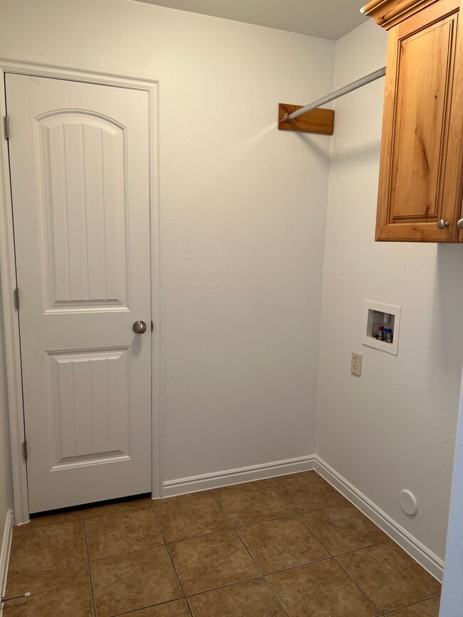 Building Photo - Beautiful 3 bedroom, 2.5 bathroom townhome...