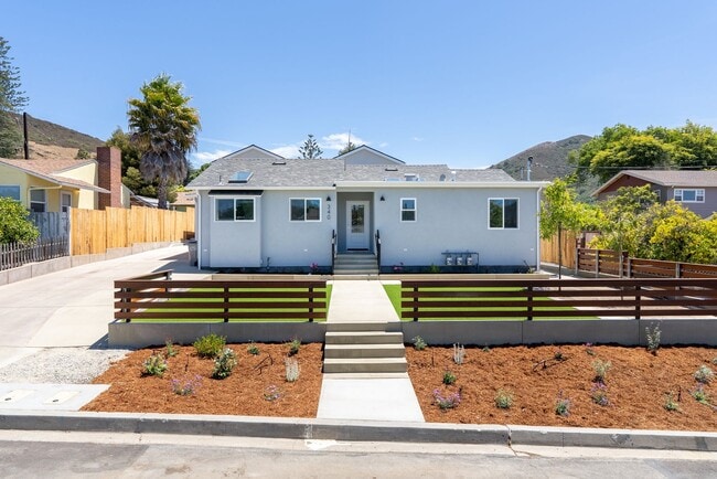 Building Photo - AVAILABLE FOR 2026-2027 SCHOOL YEAR...14 B...