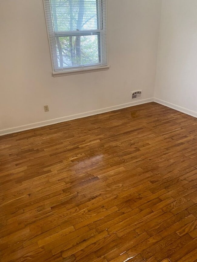 Building Photo - CHARMING 3 BED, 1 BATH HOME