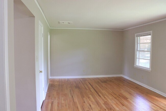 Building Photo - 3-Bedroom thats move-in ready and just wai...