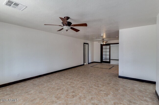 Building Photo - 1320 W 6th St