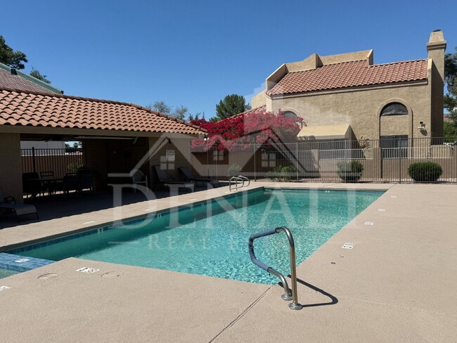 Building Photo - 2073 N Sunset Dr