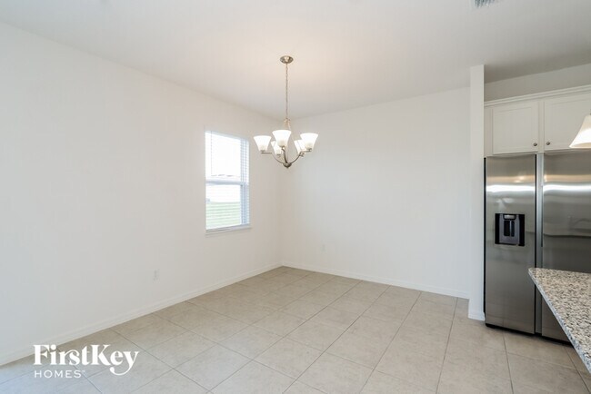 Building Photo - 418 Reina Wy