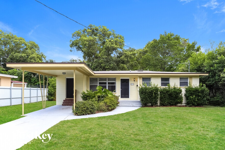 Primary Photo - 2517 Columbine Dr N