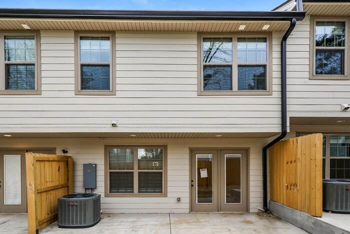 Building Photo - 210 Signature Pl