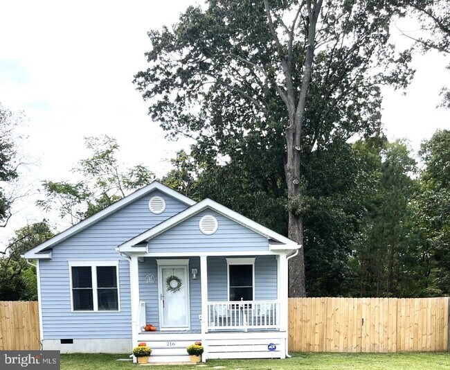 Building Photo - 216 5th St