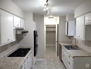 Building Photo - 1007 Reseda Dr