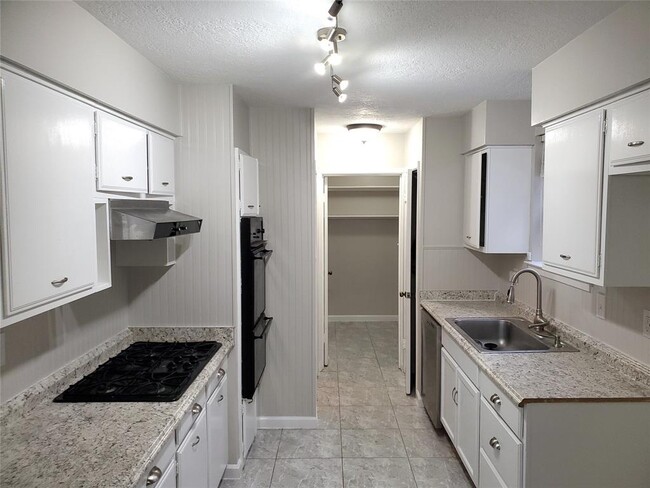 Primary Photo - 1007 Reseda Dr