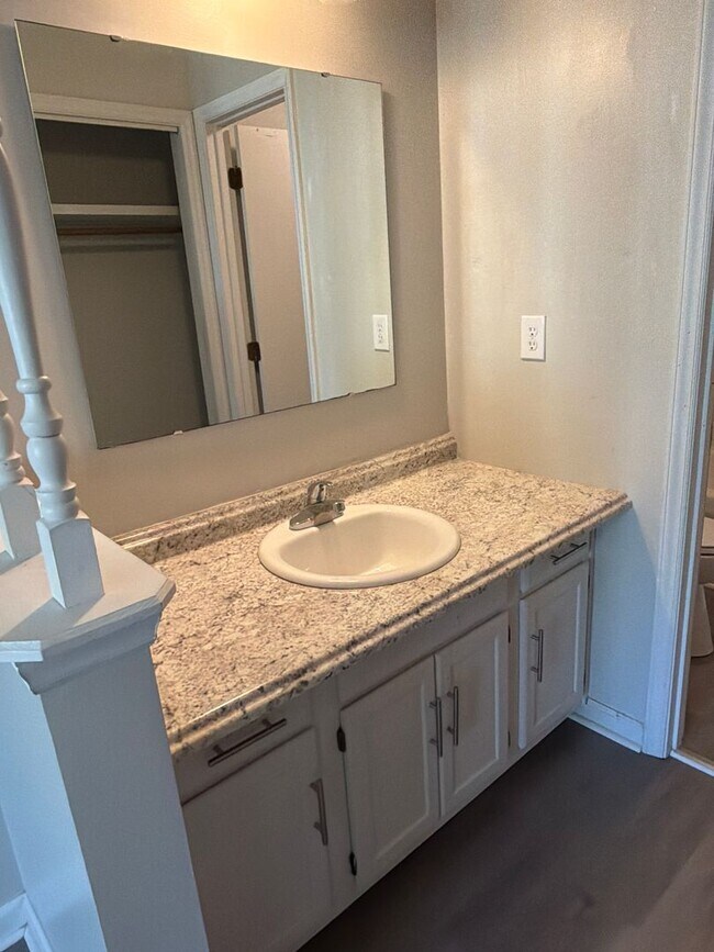 Building Photo - NEW LISTING!!