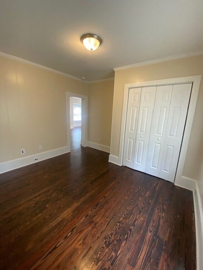 Building Photo - Introducing a charming 2-bedroom, 2-bathro...