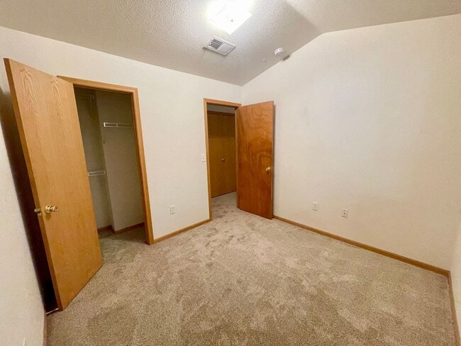 Building Photo - 2 Bed, 2 Bath Condo Near CSU!