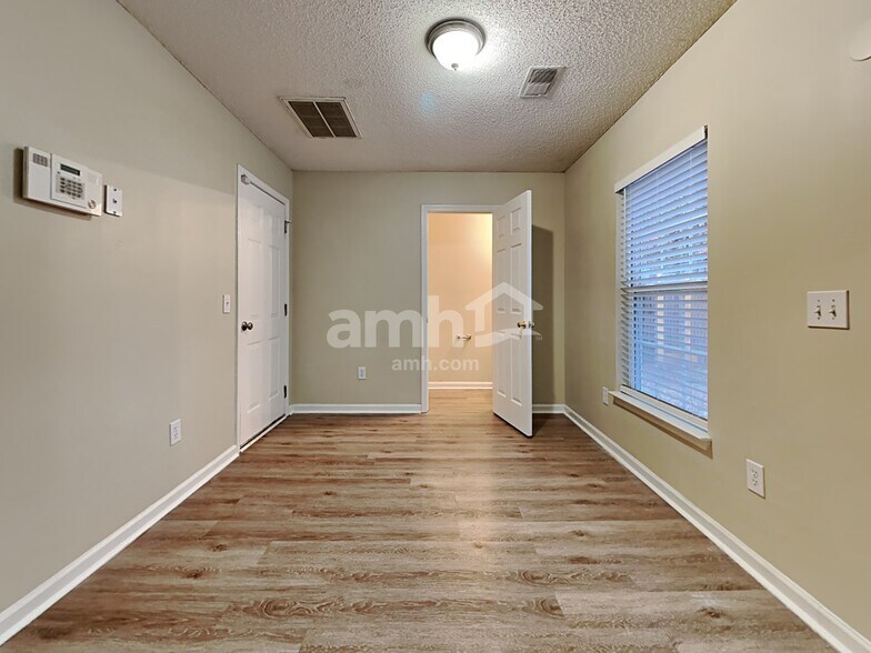 Building Photo - 8788 Red Oak Dr