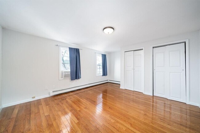 Building Photo - 55 Bowers St