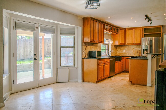 Building Photo - 8586 E Lakeview Dr