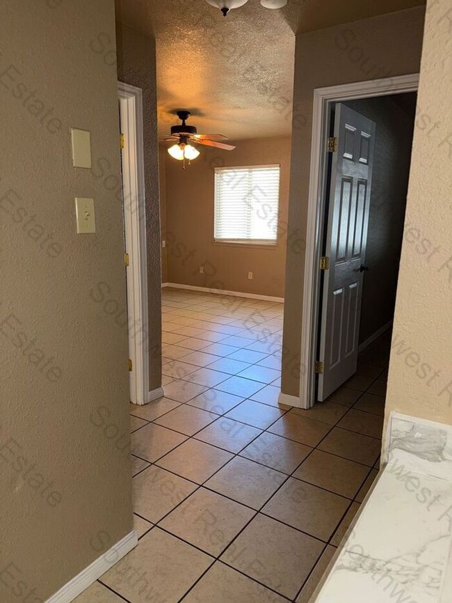 Building Photo - Spacious 2 bedroom 1 Bath apartment- Close...