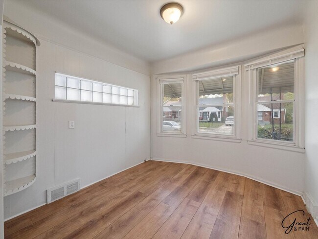 Building Photo - 3 bedroom  1.5 bath bungalow - $1200