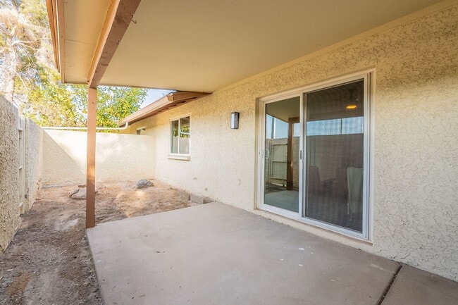 Building Photo - Fresh & Clean Townhome in North Phx!