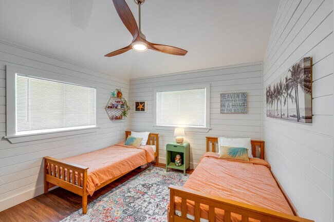 Building Photo - 129 Arctic Ave